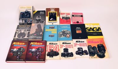 beaucoup de livres et d'appareils photo sur la table