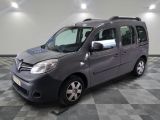 la camionnette grise est garée sur un sol en damier dans le garage