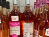 plusieurs bouteilles de vin sont alignées sur un comptoir