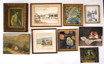 de nombreuses photos encadrées sur le mur d'une pièce