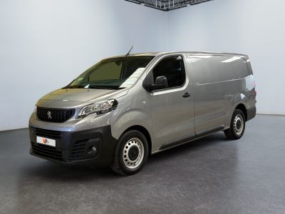 La camionnette argentée est garée dans une grande pièce d'un immeuble