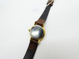 gros plan d'une montre-bracelet sur une surface blanche