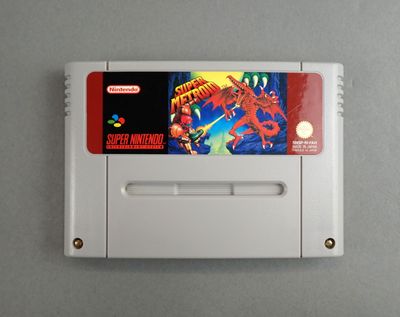 une image d'une cartouche de jeu Nintendo sur laquelle figure un dragon