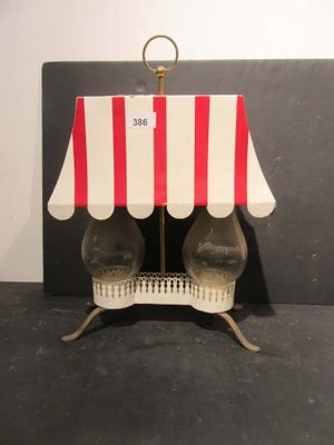 un auvent rayé rouge et blanc posé sur une table