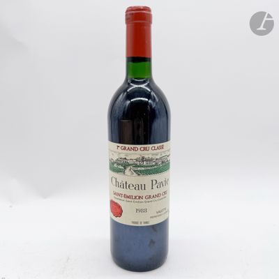 une bouteille de vin posée sur une table