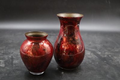 deux vases posés sur une table