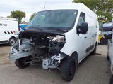une camionnette blanche dont le capot avant est cassé