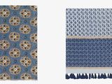 trois types différents de serviettes bleues et blanches sur fond blanc