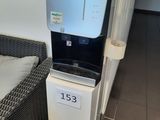 un distributeur d'eau dans un coin de la pièce
