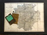 une photo représentant une carte et un livre posés sur une table