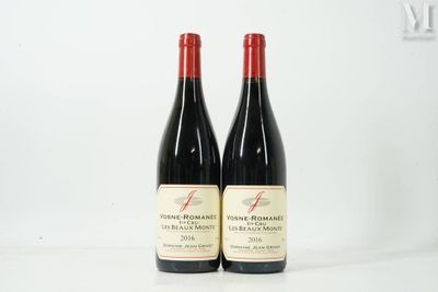 deux bouteilles de vin rouge posées l'une à côté de l'autre sur une table