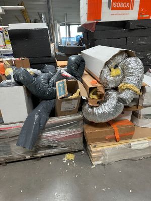 une pile de cartons empilés les uns sur les autres par terre dans un entrepôt