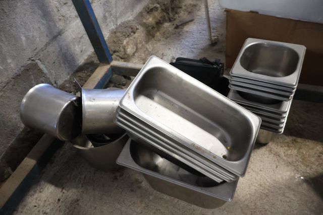Lot de bacs gastro en inox, verres publicitaires et assiettes 