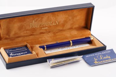 une boîte contenant un stylo et une carte de visite