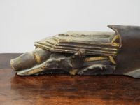 Dessus de porte en bois sculpté et doré. (photo 2)