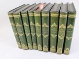 six livres verts alignés les uns à côté des autres sur une surface blanche