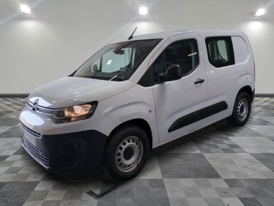 la camionnette blanche est garée sur un sol carrelé en damier