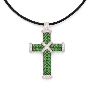 un pendentif en forme de croix en diamants verts et blancs, monté sur un cordon noir