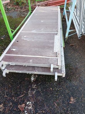 *Ensemble d'éléments d'échafaudage façadier en acier galvani…