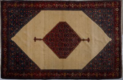 un tapis à motifs en losanges sur fond beige