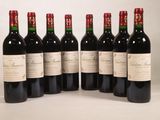 six bouteilles de vin alignées sur une table