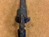 un gros plan d'un vieux fusil sur une surface brune