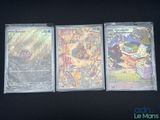trois cartes à collectionner Pokémon posées sur une table noire