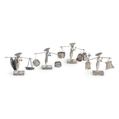 plusieurs figurines en argent représentant des femmes avec des parapluies et d'autres objets