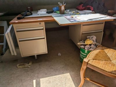 un bureau avec une chaise dans un coin de la pièce