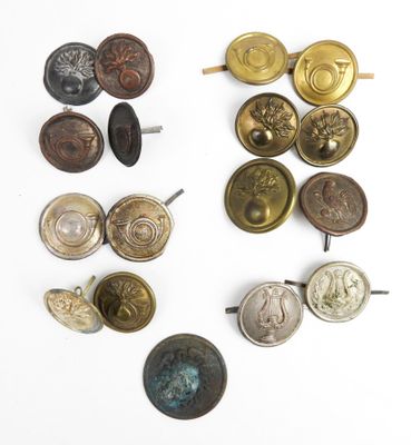 CUIVRERIES. Ensemble de 16 rosaces de shako essentiellement …