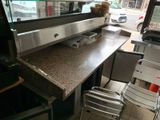 un comptoir sur lequel sont disposés de nombreux plats