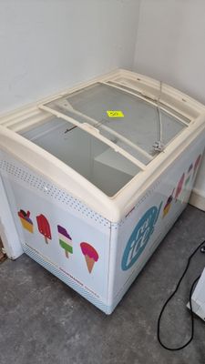 une machine à glaces posée dans un coin de la pièce