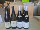 plusieurs bouteilles de vin sont alignées sur une table