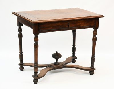 image d'une petite table avec un plateau en bois sur fond blanc