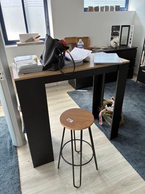 un bureau avec un tabouret et un ordinateur posé dessus