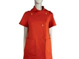 une photo d'un mannequin portant une robe orange à boutons