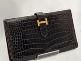 portefeuille en cuir marron gaufré imitation crocodile, orné d'un logo « H » doré