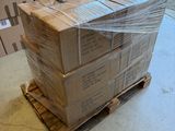 une grande pile de cartons sur une palette dans un entrepôt