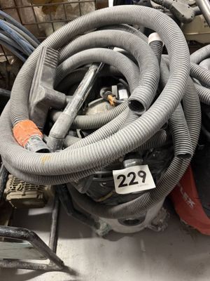 un tas de tuyaux posés par terre
