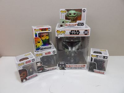 Plusieurs figurines Pop Vinyl de Star Wars sont posées sur une table