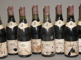 six bouteilles de vin sont alignées sur une table