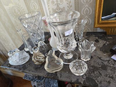 une table sur laquelle se trouvent de nombreux objets en verre