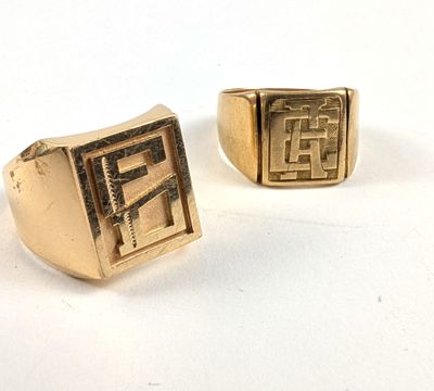deux bagues en or pour homme portant la lettre « e »