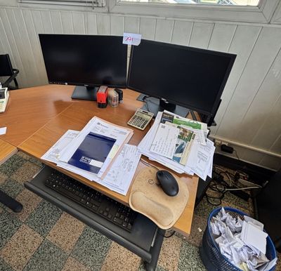 un bureau sur lequel sont posés deux écrans d'ordinateur et un clavier