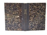 un vieux livre avec une couverture noire