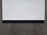 carrelage blanc sur le mur d'une salle de bains équipée de toilettes et d'un lavabo