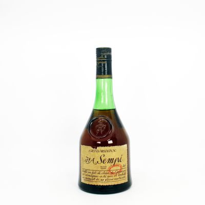 l'image d'une bouteille de vin posée sur une surface blanche