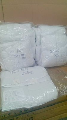 plusieurs paquets de papier toilette posés sur une caisse en bois