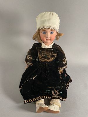 Poupée tête porcelaine, corps en composition, avec bras et j…