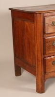 Commode rectangulaire, en bois noyer mouluré ouvrant par qua… (photo 4)